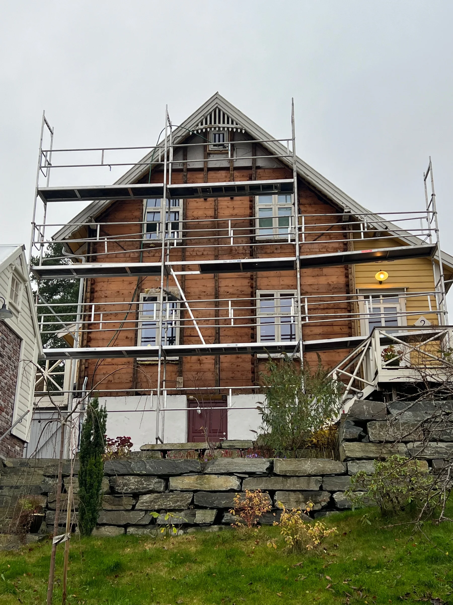 Kledning skiftet på tømmerhus